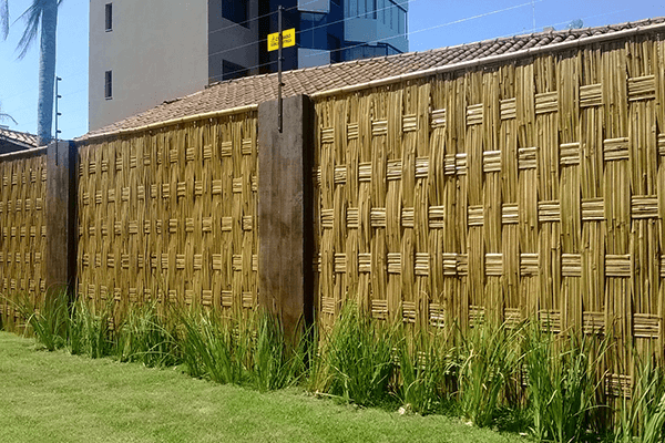 Muro de bambu e madeira