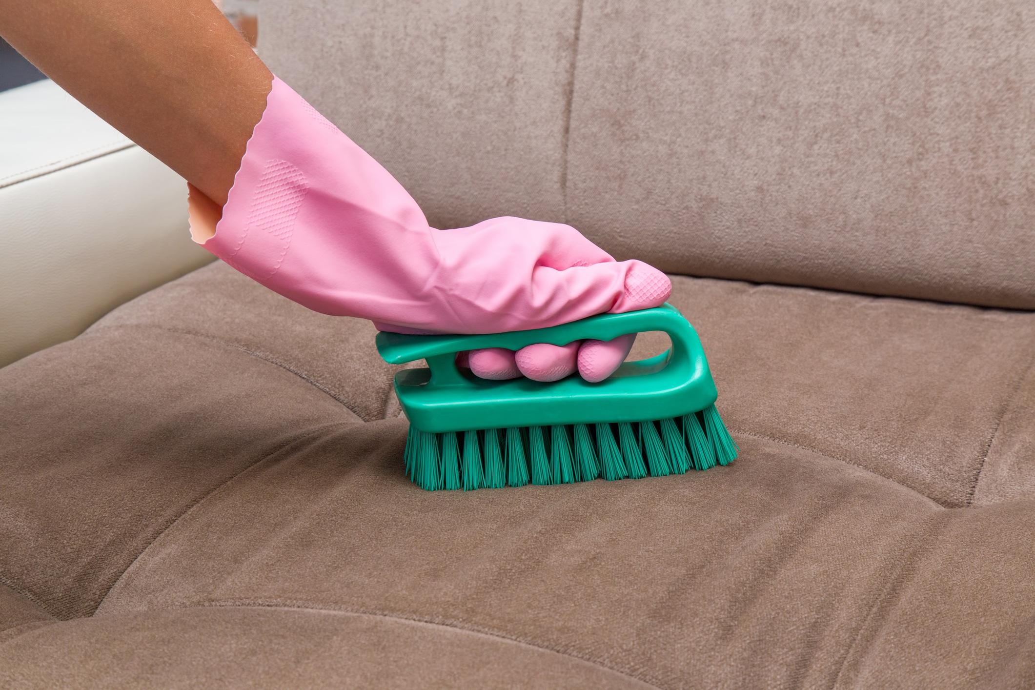 Como tirar mancha de caneta do sofá - de uma vez por todas!