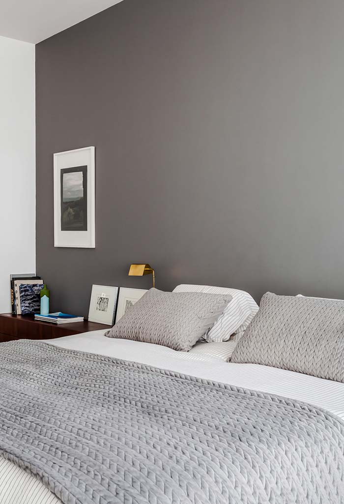 quarto em tons de cinza