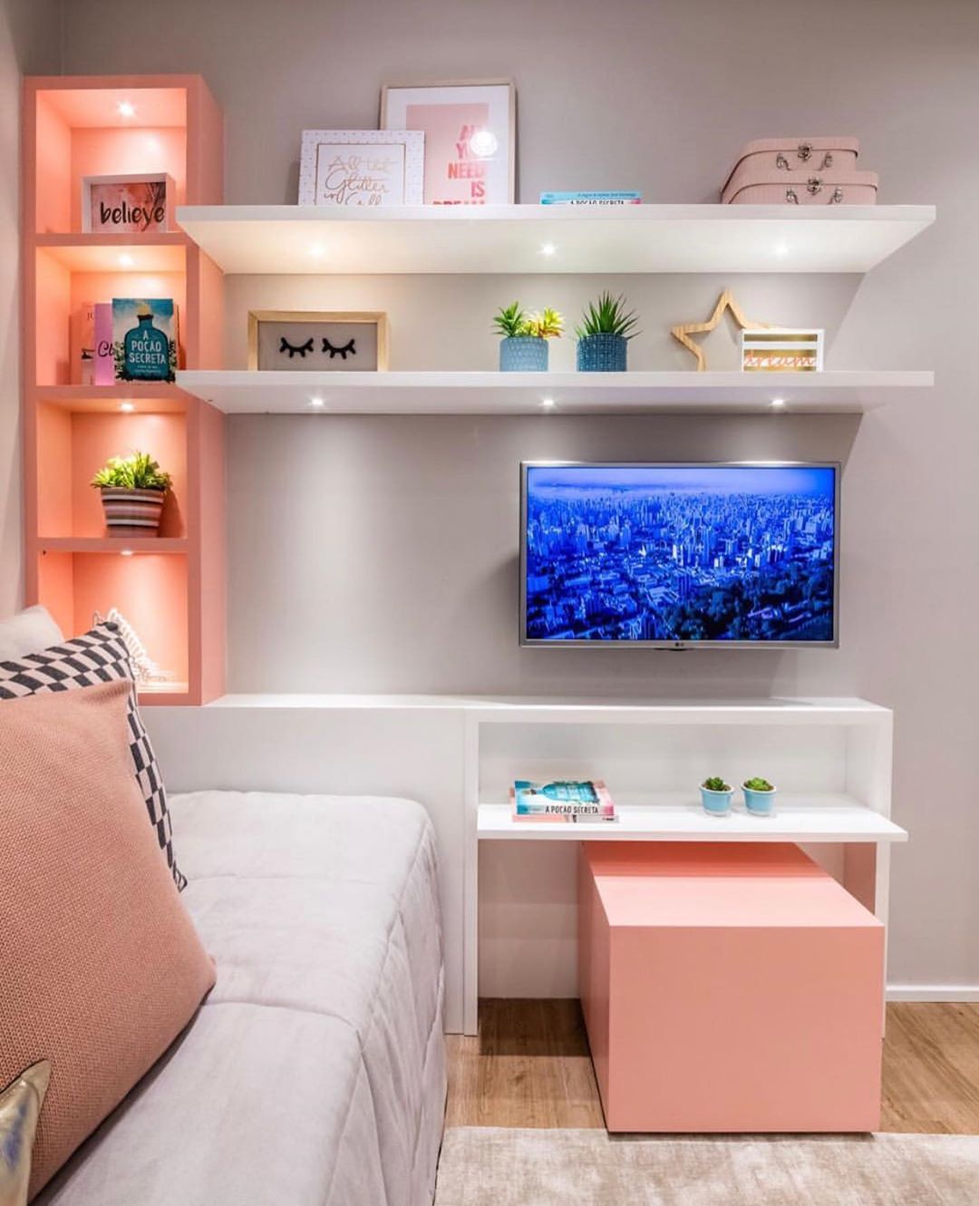quarto feminino com prateleiras