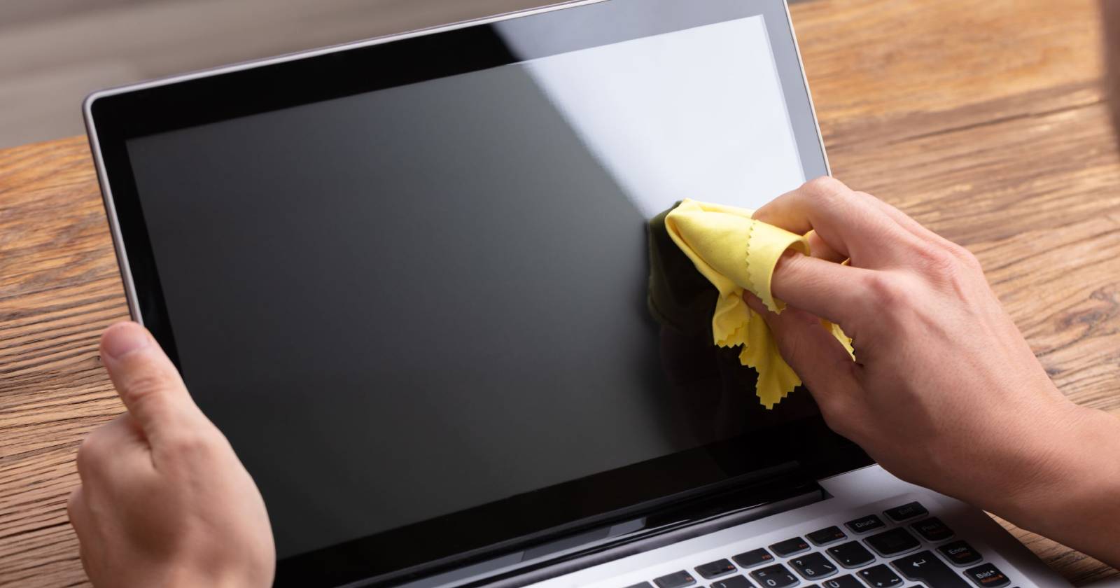 Como limpar tela de notebook; passo a passo correto e sem risco de danos