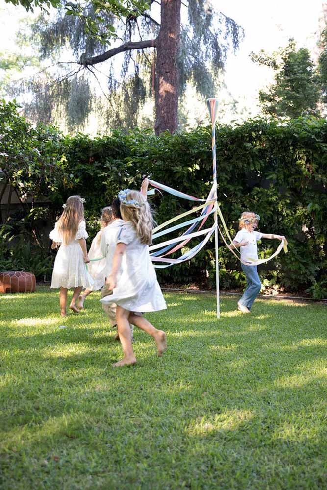 crianças brincando em jardim