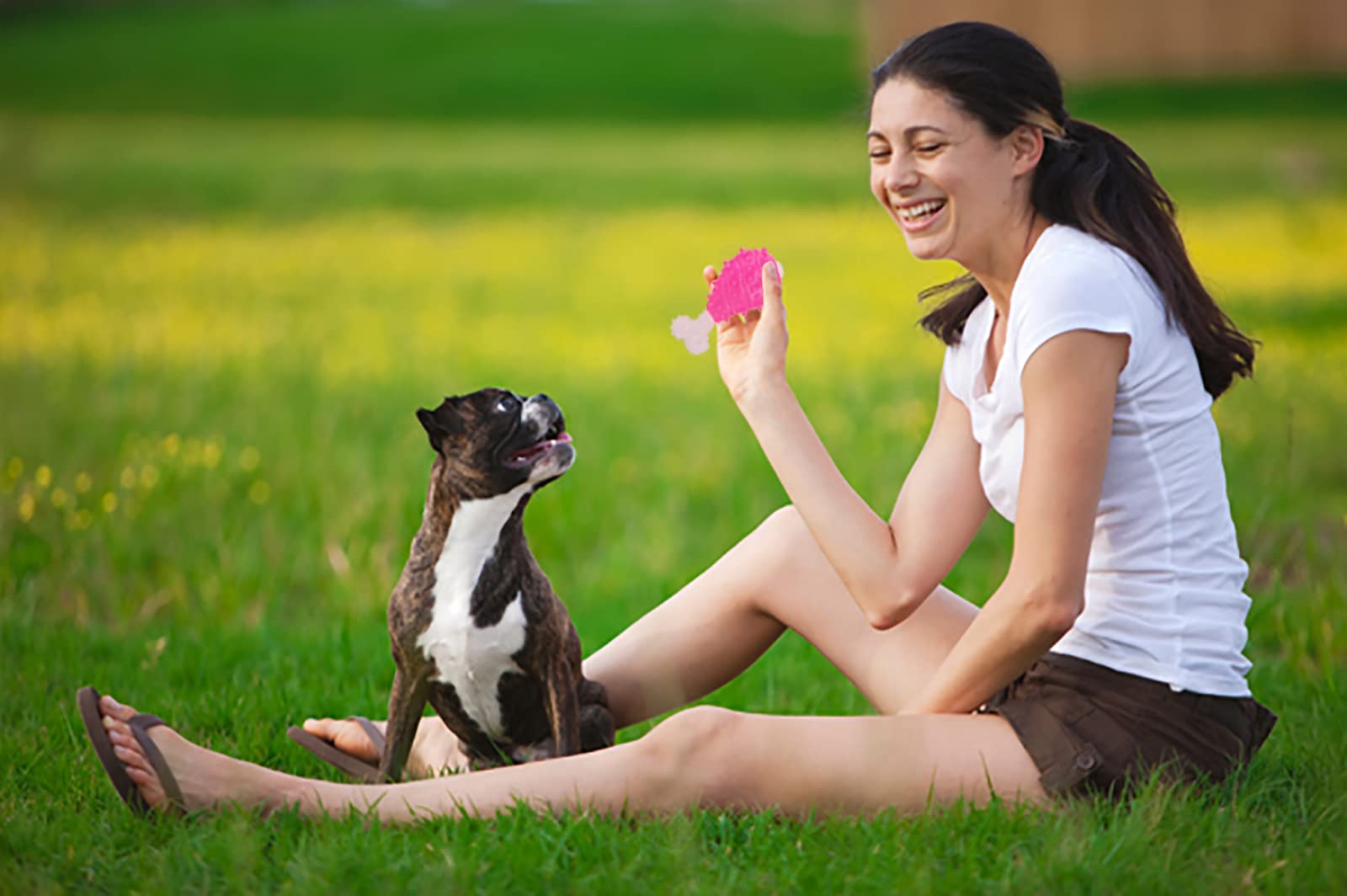 mulher brincando com cachorro