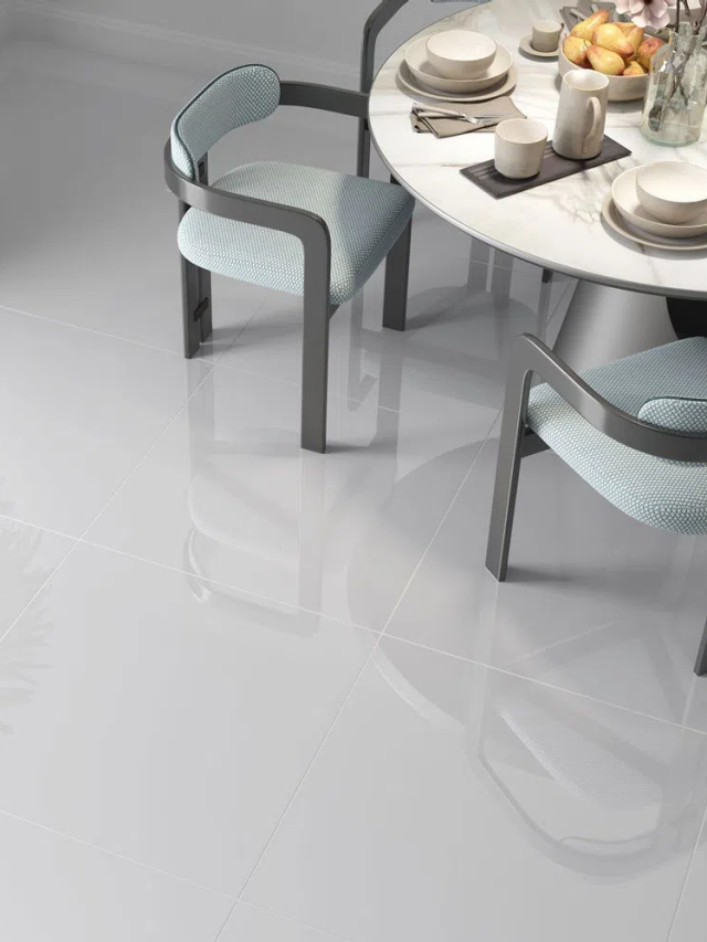 sala de jantar com piso de porcelanato branco