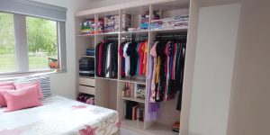 Closet feito de guarda-roupa velho