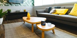 sala de estar pequena com mesa de centro moderna