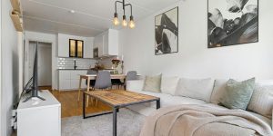 Sofá neutro em apartamento pequeno