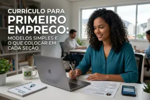 Mulher jovem brasileira sorridente trabalhando em currículo 2026