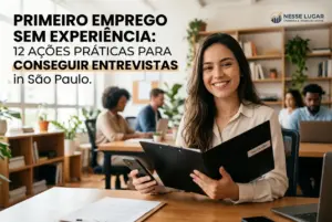 jovem mulher em escritório com portfólio marcado 'currículo'