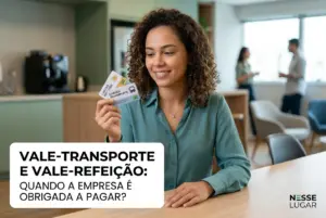 Mulher sorridente com cartões de transporte em um escritório